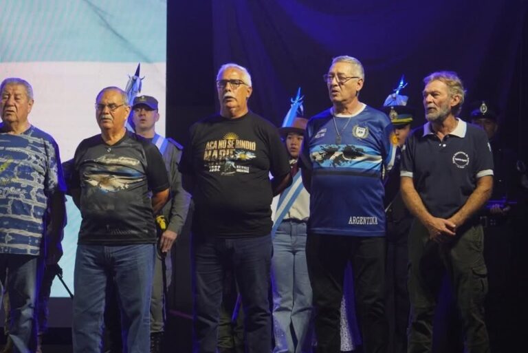 Asistentes a la vigilia por Malvinas en La Rioja durante el acto conmemorativo.