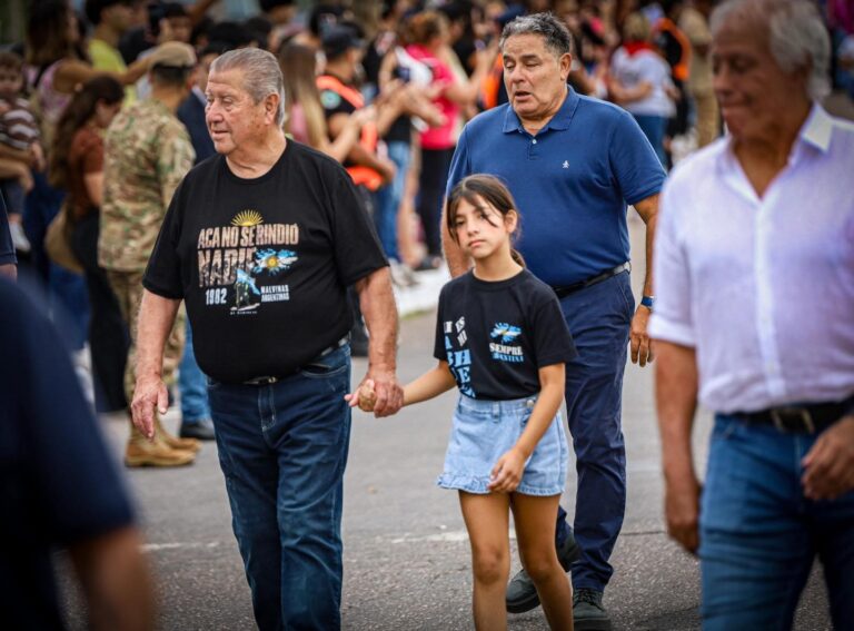Público y delegaciones durante el desfile por el Día del Veterano de Malvinas en La Rioja