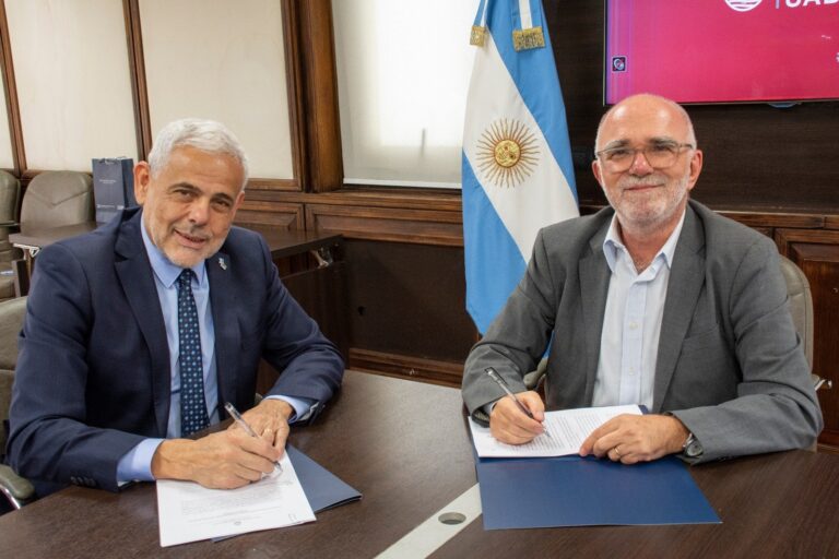 Firma del convenio entre el Consejo de la Magistratura de La Rioja y FOFECMA para la digitalización de concursos judiciales.
