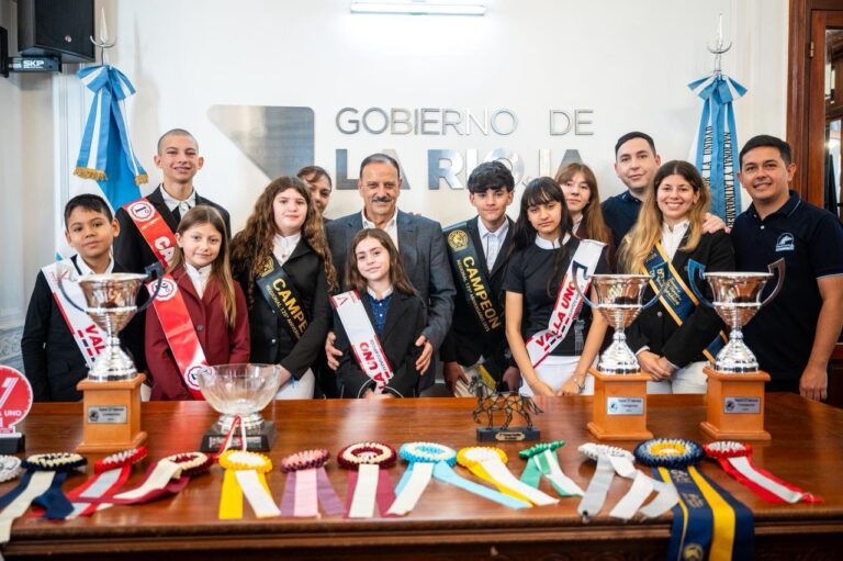 Valentino Arias, jinete riojano seleccionado para el Mundial de Volteo Ecuestre, junto a representantes del Club Hípico RV.