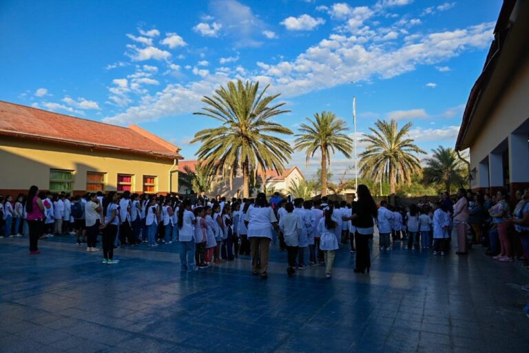 Autoridades de Educación y Seguridad de La Rioja presentan el nuevo protocolo escolar.