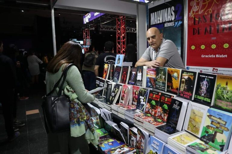 Feria del Libro de La Rioja 2026 con libros y público en un espacio cultural