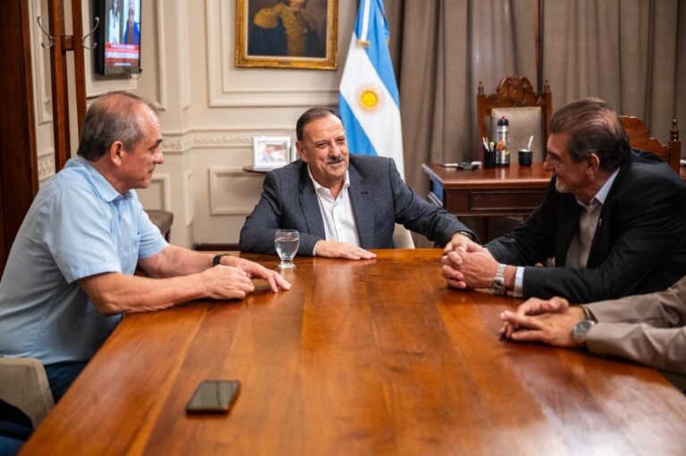 Reunión entre el gobernador Ricardo Quintela y autoridades de la UTN en Casa de Gobierno de La Rioja.