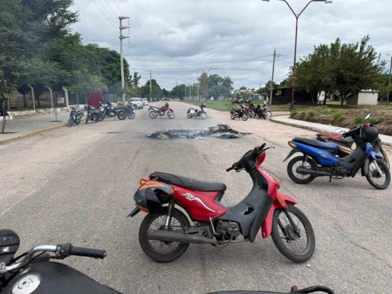 Exterior del Hospital Enrique Vera Barros en La Rioja, tras el levantamiento de la protesta de trabajadores de seguridad.