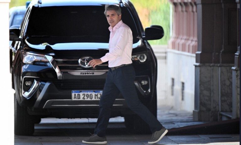 El ministro de Economía Luis Caputo en una reunión internacional.