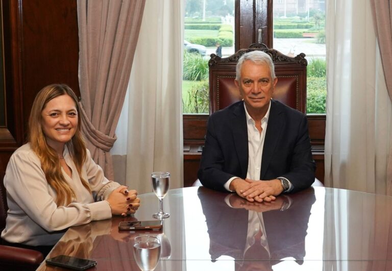 La vicegobernadora Teresita Madera y el intendente Julio Alak durante una reunión de trabajo.