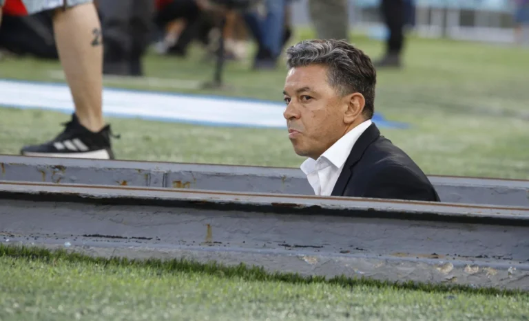 Marcelo Gallardo observa un partido de fútbol desde las gradas del estadio
