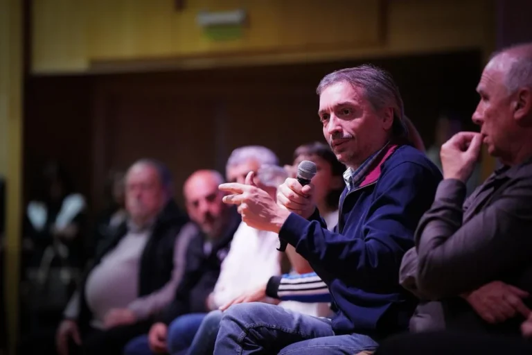 Máximo Kirchner hablando en un acto partidario en Santa Fe