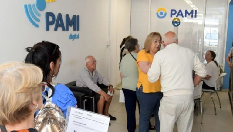Médico revisando agenda en consultorio, referencia al paro de profesionales del PAMI en La Rioja