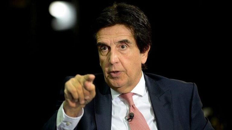 El economista Carlos Melconian durante una entrevista o conferencia.