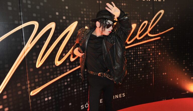 Cartel de la película Michael con el rostro de Michael Jackson