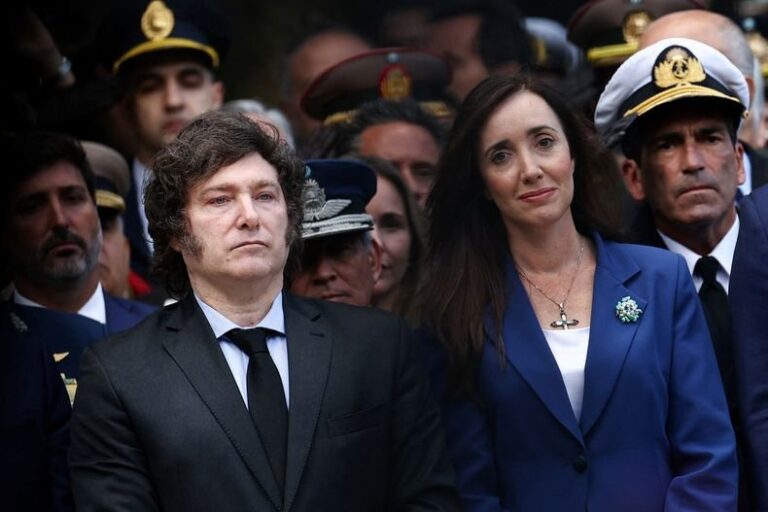 Retratos oficiales del presidente Javier Milei y la vicepresidenta Victoria Villarruel.