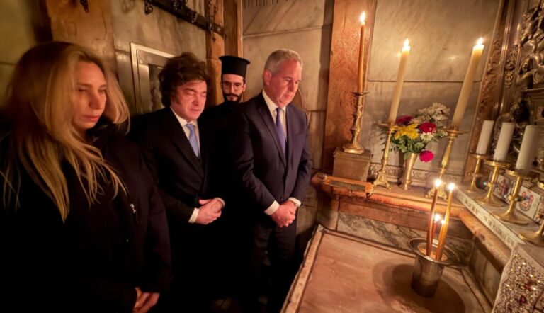 El presidente Javier Milei en el interior de la iglesia del Santo Sepulcro en Jerusalén.