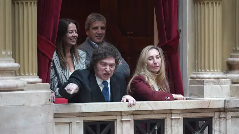 Javier Milei junto a su gabinete en el Congreso respaldando a Guillermo Adorni