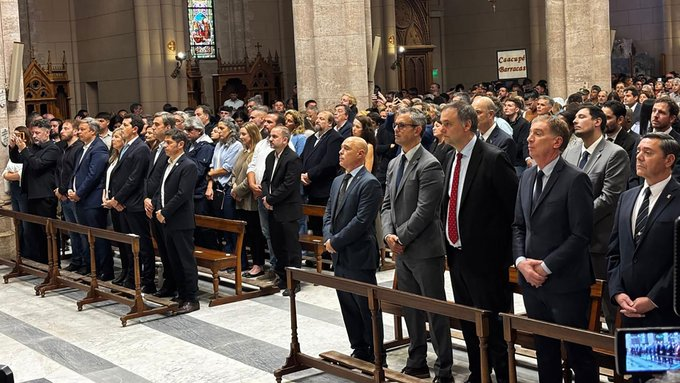 Fachada de la Basílica de Luján durante el acto religioso en honor al Papa Francisco.