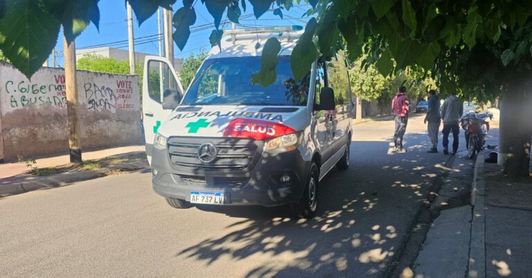 Accidente de moto en una calle de La Rioja, con presencia de servicios de emergencia.