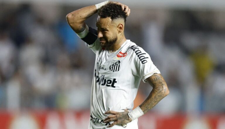 Neymar, jugador del Santos, durante un partido de fútbol.