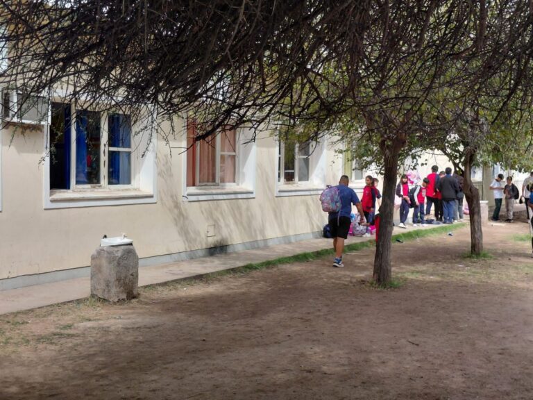 Ilustración de una ventana de escuela con vista a un patio, representando el lugar del incidente.