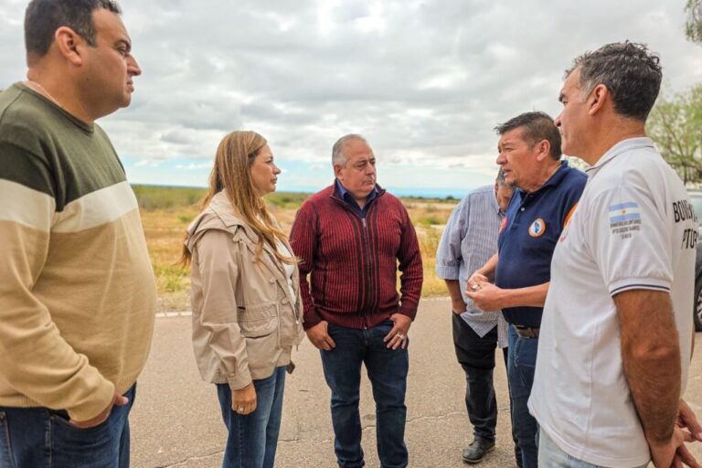 Autoridades en reunión de planificación para la nueva base de Bomberos Voluntarios en Anillaco, La Rioja.