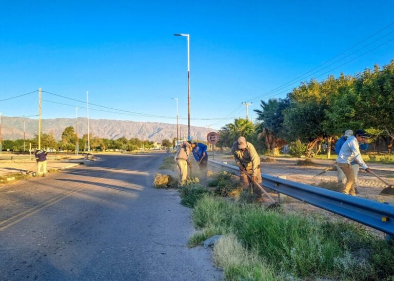 Cuadrillas municipales realizando tareas de limpieza en un acceso a la ciudad de Aimogasta, La Rioja.