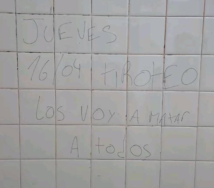 Personal policial en las inmediaciones de un establecimiento educativo en La Rioja