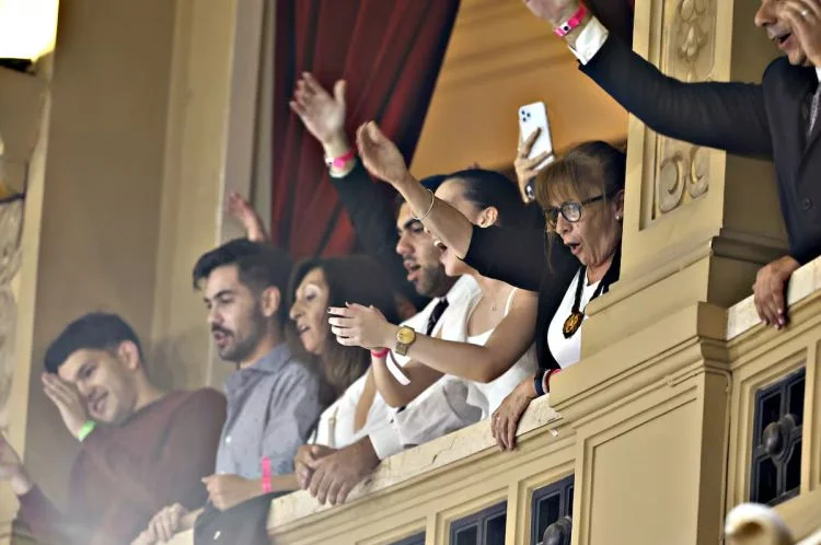 Sesión en la Cámara de Diputados con legisladores en sus bancas