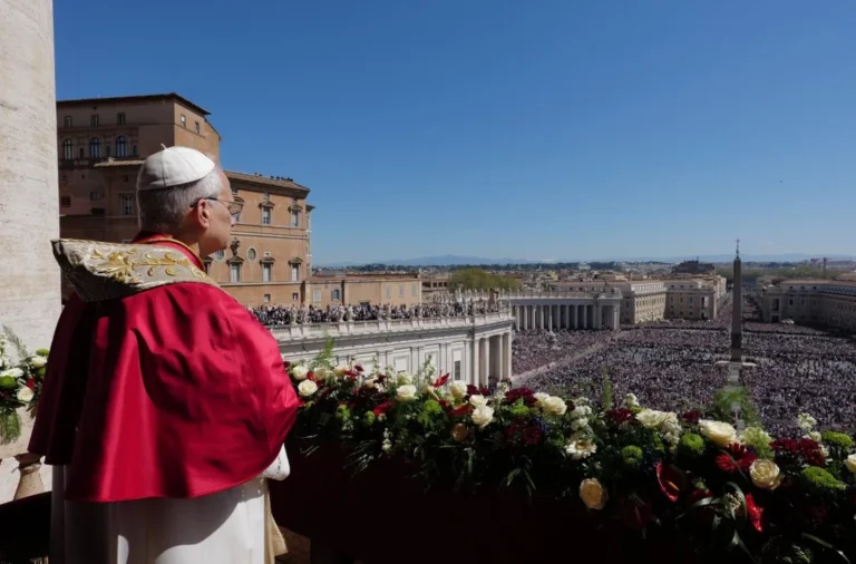El Papa León XIV hablando desde el balcón de la Basílica de San Pedro durante el mensaje de Pascua.