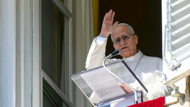 El Papa León XIV hablando a los fieles desde la Plaza de San Pedro.