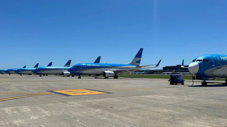 Aeropuerto con aviones en plataforma, ilustrando posibles demoras por paro gremial.
