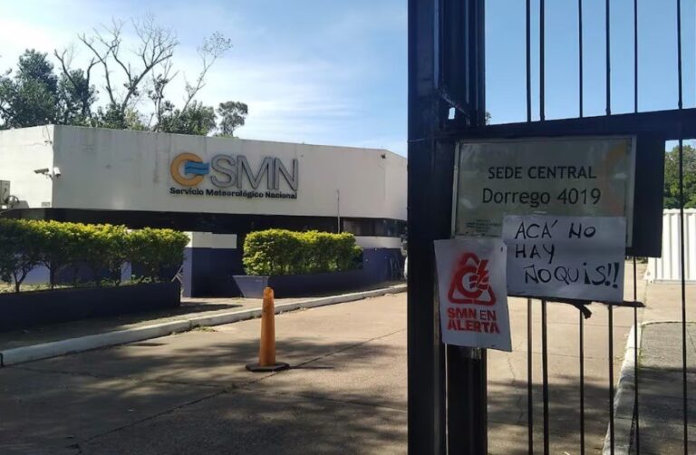 Personal del Servicio Meteorológico Nacional en una estación de medición