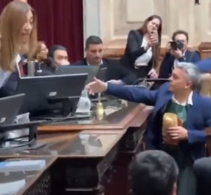 Diputado Esteban Paulón con delantal y máquina de pochoclos en el recinto del Congreso