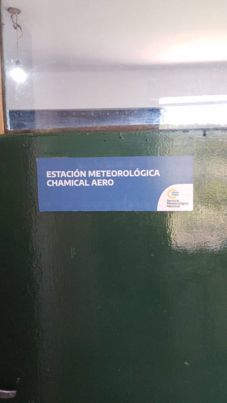 Personal del Servicio Meteorológico Nacional en la estación de Chamical.