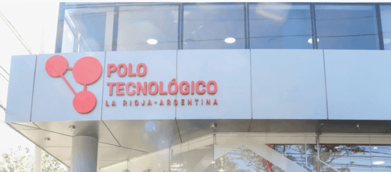 Logo del Polo Tecnológico de La Rioja y personas en una capacitación digital
