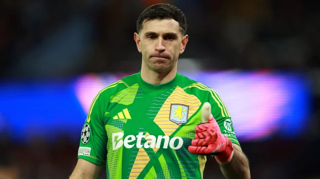 Emiliano Dibu Martínez, arquero de la Selección Argentina, durante un partido.