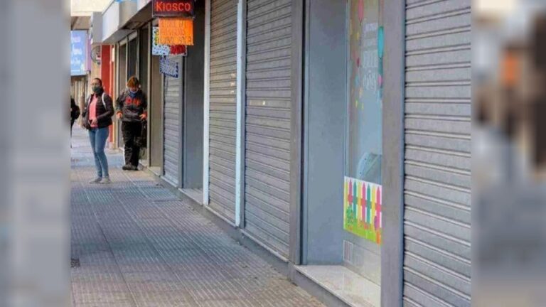 Kiosco cerrado con persiana baja en La Rioja