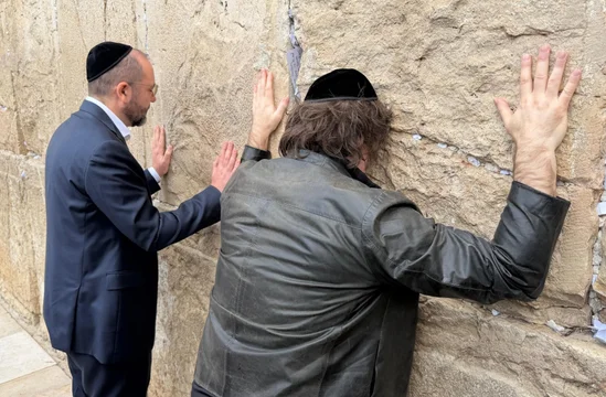 El presidente argentino Javier Milei durante su visita al Muro de los Lamentos en Jerusalén, Israel.