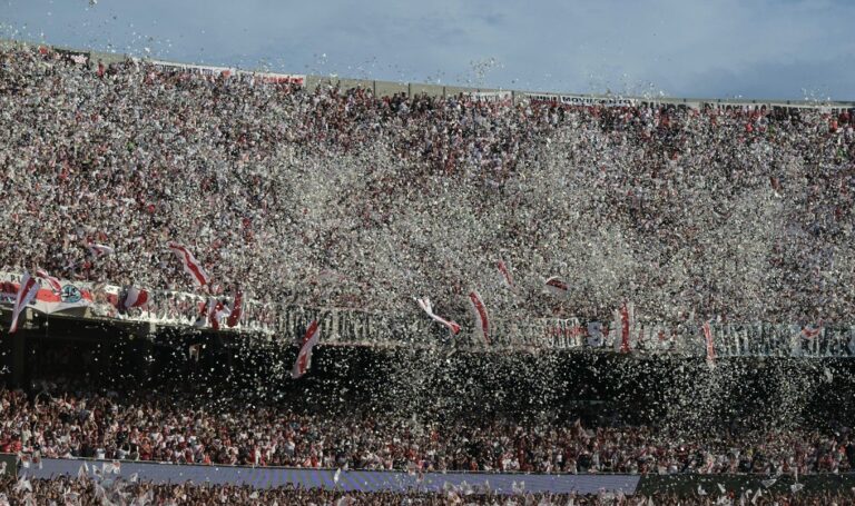 Estadio vacío con papelitos en el césped y tribunas, alusión a la prohibición de papelitos en estadios porteños