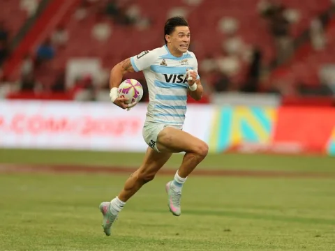 Jugadores de Los Pumas 7s celebrando un try en el partido contra Fiji en Hong Kong.