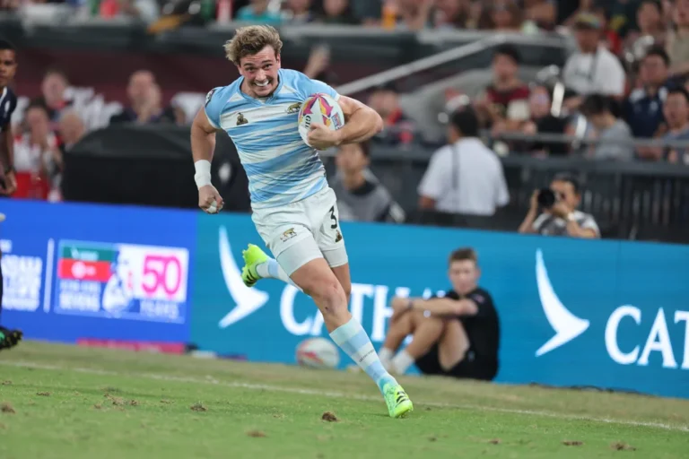 Los Pumas 7's celebran tras clasificar a la final del Seven de Hong Kong