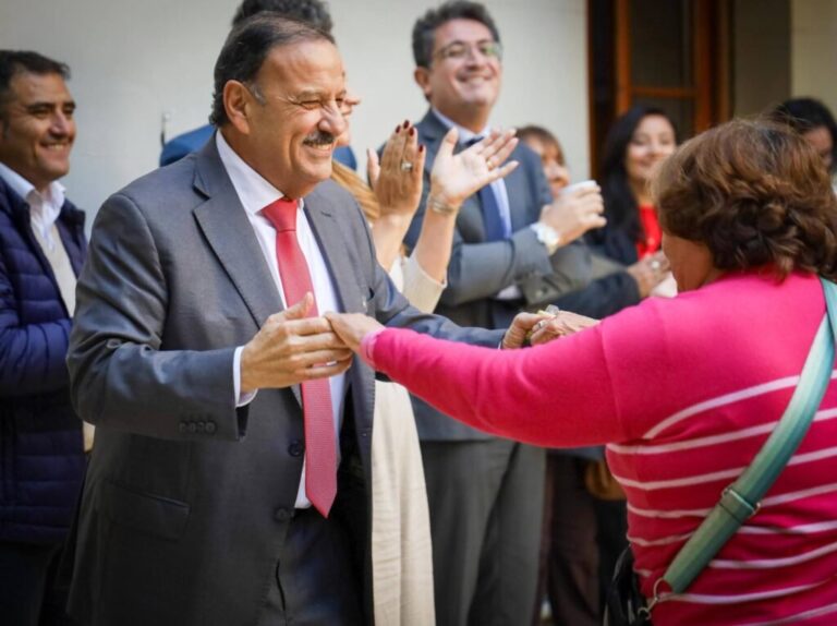 Gobernador Quintela con trabajadores de la Casa de Gobierno en La Rioja