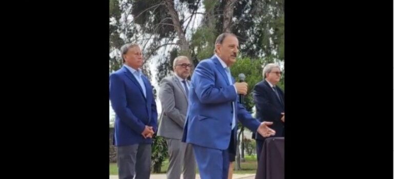 El gobernador Ricardo Quintela durante la toma de juramento a nuevos funcionarios de su Gabinete.
