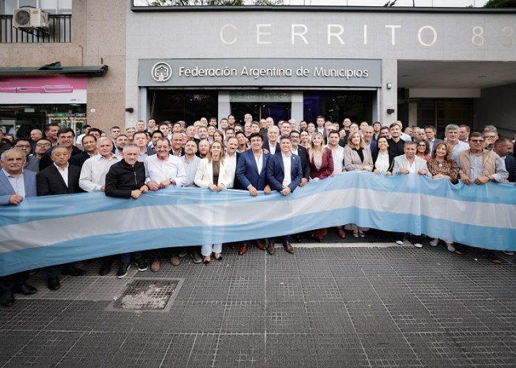Reunión de los gobernadores Ricardo Quintela y Axel Kicillof con intendentes de diversas provincias.