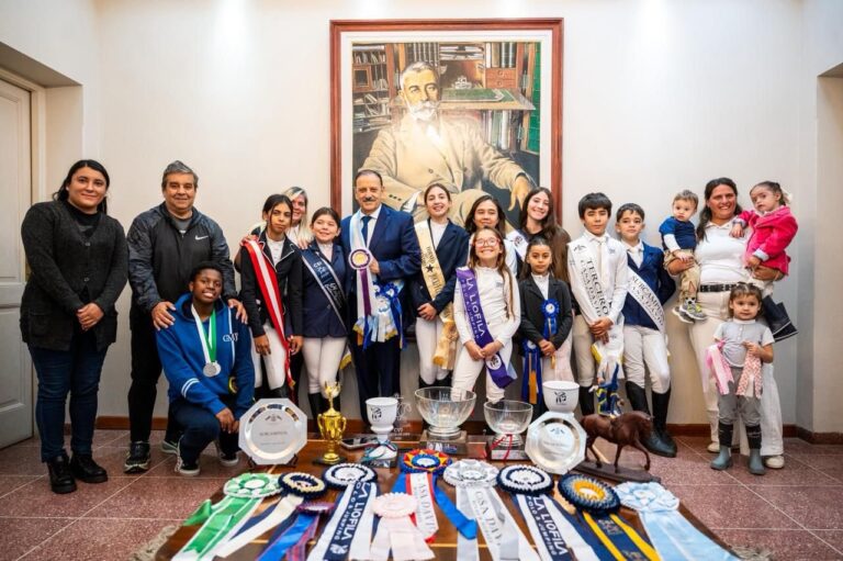 Gobernador Ricardo Quintela con deportistas del Centro Ecuestre Dinastía Hípica y sus medallas