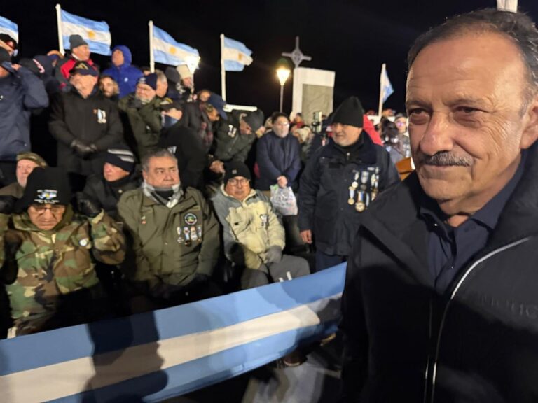 Gobernador Ricardo Quintela participando en la vigilia por Malvinas en Tierra del Fuego junto a veteranos.