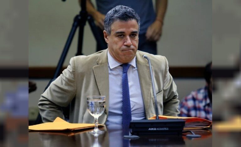 Símbolo de la justicia argentina y logo de Interpol, representando la solicitud de captura internacional.