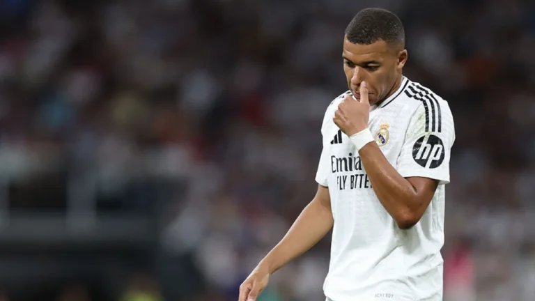 Kylian Mbappé durante un partido con el Real Madrid