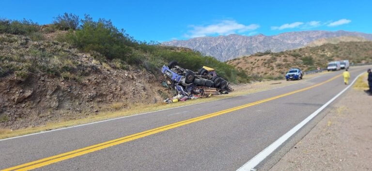 Operativo de asistencia en la Ruta Nacional 60 tras el vuelco de un camión de carga.