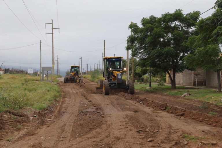 Equipos de Rioja Vial trabajando en el acondicionamiento de una calle del barrio Las Talas, La Rioja