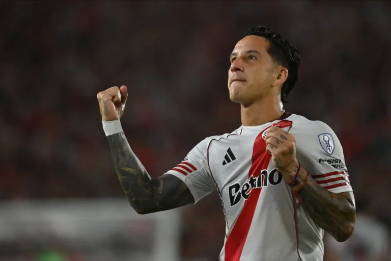 Jugadores de River Plate celebrando el gol ante Carabobo en el Estadio Monumental.