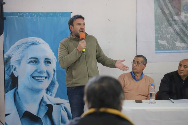 Intendente Salomón durante una declaración sobre su futuro político en La Rioja.